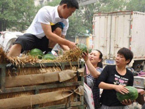 几个老人吃瓜,老人们的热闹“吃瓜”时光